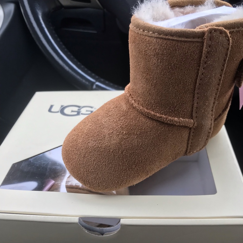 Infant Uggs Chestnut size 2/3 with pink bow 😍